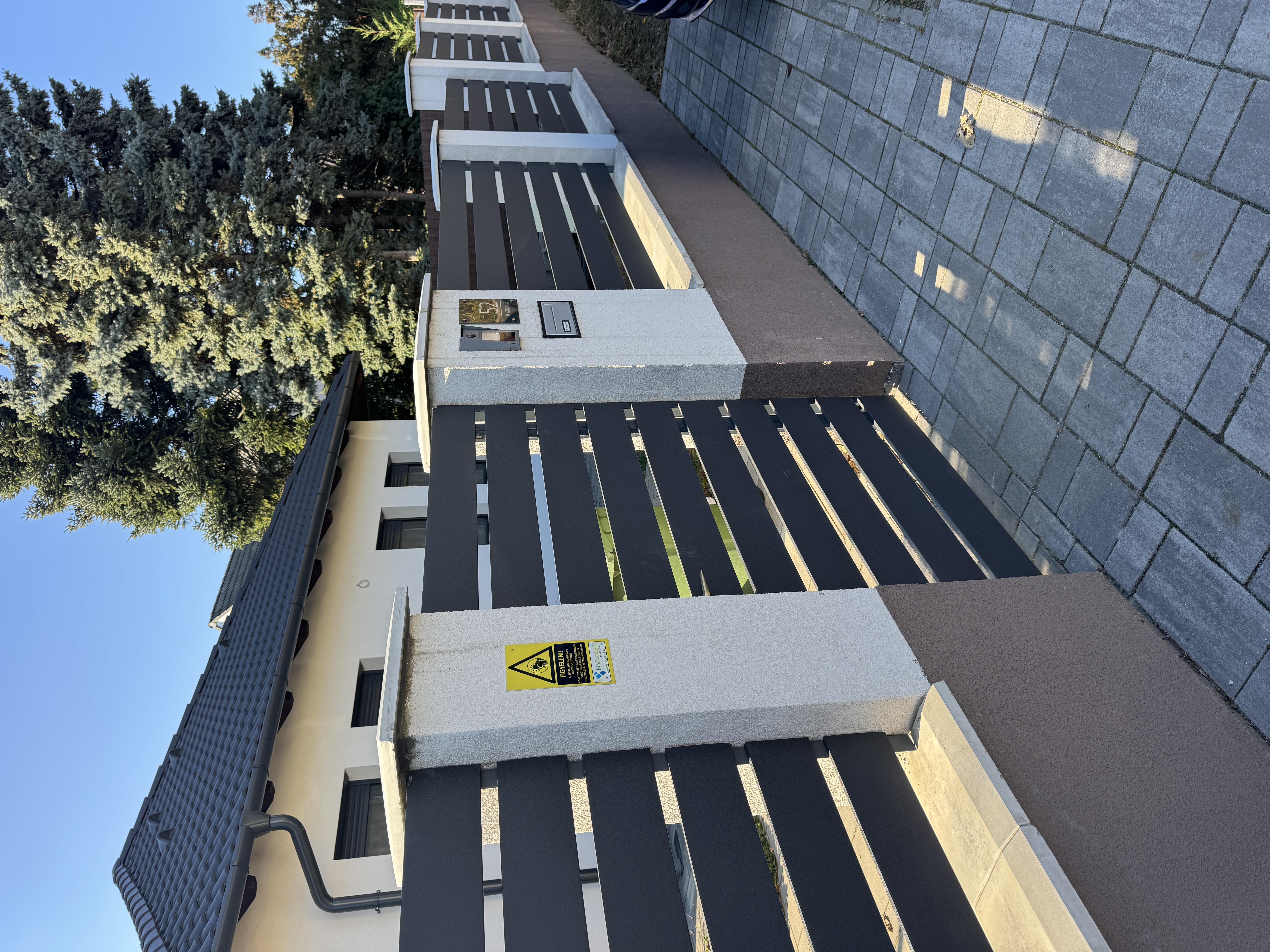 Veresegyház lemez pálcából kerítés építés